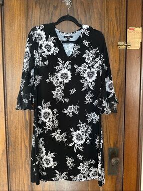 Roz & Ali Black and White Floral Shift Dress